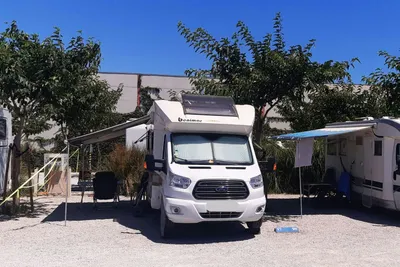 Nomadic Valencia Camping Car - Standplätze auf dem Campingplatz