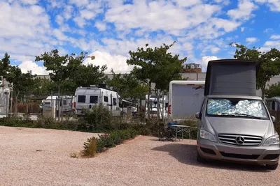 Nomadic Valencia Camping Car - Standplätze auf dem Campingplatz