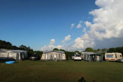 Camping Noordernieuwland - Wohnwagen- und Zeltstellplatz auf grüner Wiese auf dem Campingplatz