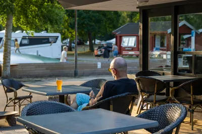 Nordskoven Strand Camping - Terrasse des Restaurants auf dem Campingplatz