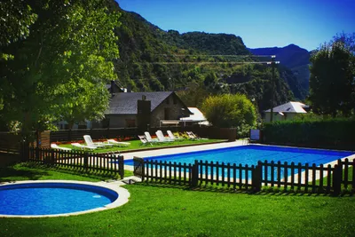 Nou Camping - Poolbereich des Campingplatzes mit Sonnenliege
