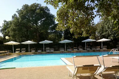 Nuraghe Ruiu  - Pool im Freien mit Liegestühlen und Sonnenschirmen