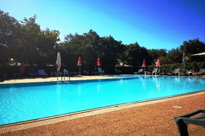 Nuraghe Ruiu  - Pool im Freien mit Liegestühlen und Sonnenschirmen