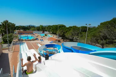 Oasis Village  Parc Saint James  Oasis Village  - Blick von der Wasserrutsche auf den Poolbereich vom Campingplatz