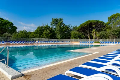 Oasis Village  Parc Saint James  Oasis Village  -  Pool vom Campingplatz mit Liegestühlen in der Sonne