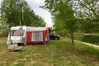 Camping Oaza - Wohnwagenstellplätze  mit Blick auf den See auf dem Campingplatz