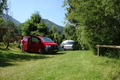 Ötscherland Camping - Zelt- und Wohnwagenstellplatz umringt von Wald auf dem Campingplatz