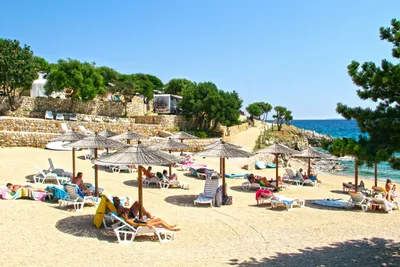 Camping Olea - Liegestühle und Sonnenschirmen am Sandstrand