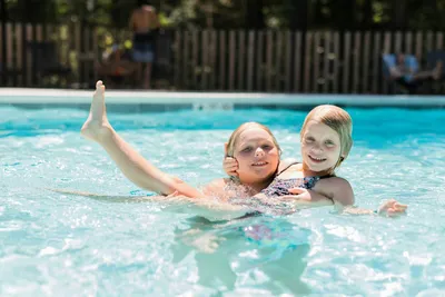 Onlycamp Camping du Lac  Camping de Roybon - Kinder im Pool auf dem Campingplatz