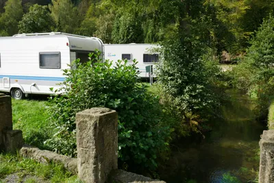 Camping Ostrauer Mühle -  Standplatz am Waldbach