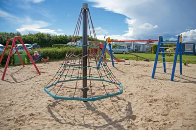 Ostsee-Campingplatz Kagelbusch  -  Spielplatz vom Campingplatz mit Schaukeln und einer Rutsche