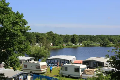Ostseecamping Gut Karlsminde - Stellplätze im Grünen am See auf dem Campingplatz