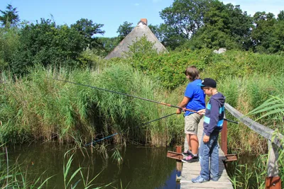 Ostseecamping Gut Karlsminde - Kinder beim Angeln vor dem Campingplatz