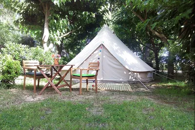 Camping Palouki Stellplätze  im Schatten der Bäume auf dem Campingplatz