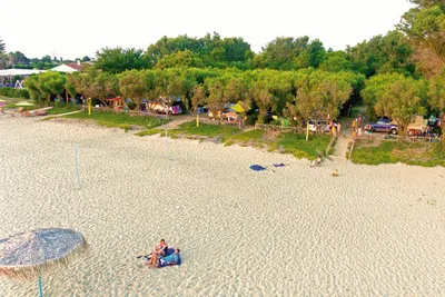 Camping Palouki -  Badestrand mit Sonnenschirmen beim Campingplatz