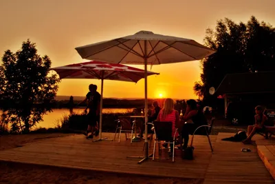 Camping Palumpa-Land  -  Camper auf einer Terrasse vom Campingplatz  mit Blick auf den See