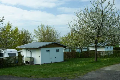 Komfort-Campingplatz Panoramablick - Blick auf die Stellplätze mit individuellen Dusch- und WC Häusern 