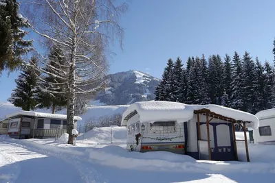 Panoramacamping - Campingplatz mit Blick auf die Berge im Winter