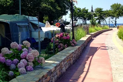 Camping Papa Nero  - Gehweg zum Strand entlang der Stellplätze vom Campingplatz