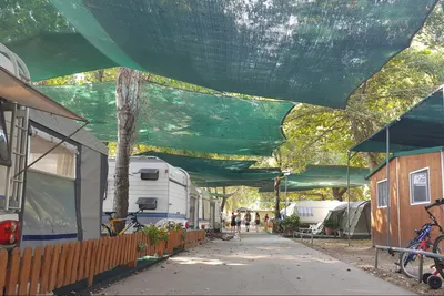 Camping Papa Nero  - Überdachter Stellplatz auf dem Campingplatz