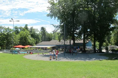 Camping Paradis Plage - Pool und Spielplatz des Campingplatzes