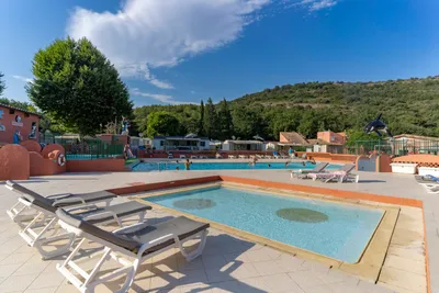 Camping Parc Saint James Le Sourire  -  Pool vom Campingplatz mit Liegestühlen in der Sonne