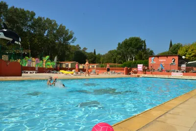 Camping Parc Saint James Le Sourire  - spielende Kinder im Pool vom Campingplatz