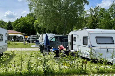 Park-Camping Iller - Blick auf die Stellplätze auf dem Campingplatz