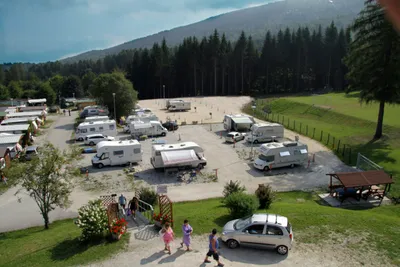 Park Camping Nevegal - Wohbmobile auf dem Stellplatz mit Wald im Hintergrund