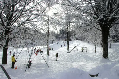 Park Camping Nevegal - verschneiter Spielplatz im Winter