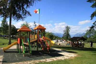 Park Camping Nevegal - Spielplatz auf dem Campingplatz mit Stellplätzen im Hintergrund