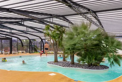 Camping Park er Lann - Pool mit Überdachung auf dem Campingplatz