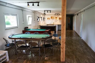 Park Strand Camping  - Spieltische und Küche auf dem Campingplatz