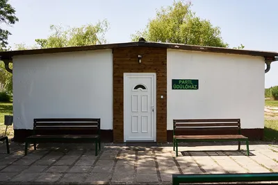Park Strand Camping  - Hauptgebäude vom Campingplatz mit Sitzmöglichkeiten draußen