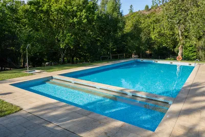 Parque Cerdeira  Parque de Campismo de Cerdeira - Pool im Freien zwischen den Bäumen