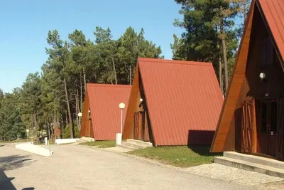 Parque de Campismo De Luso - Glamping Pods an einer Strasse auf dem Campingplatz