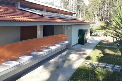 Parque de Campismo de Vila Chã  -  Sanitärgebäude vom Campingplatz mit Waschbecken außen