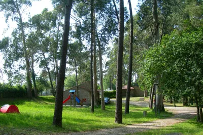 Parque de Campismo do Paço - Spielplatz und Zeltstellplätzen auf dem Campingplatz von Bäume umgeben
