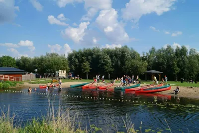 Peenecamp Neukalen - Kanus am Ufer am Peene Fluss
