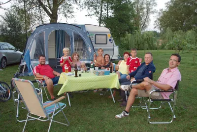 Peenecamp Neukalen - Wohnwagen- und Zeltstellplatz auf dem Campingplatz