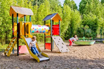 Camping Pegomas  -  Kinder auf dem Spielplatz vom Campingplatz
