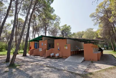 Camping Pineta di Sibari - Das Sanitärgebäude des Campingplatzes von aussen mit überdachten Terrassen im Freien