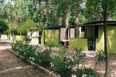 Camping Pineta di Sibari - Camping Bungalows mit überdachten Veranden im Freien
