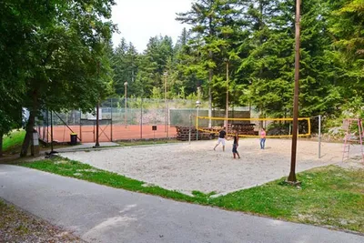 Camping Pivka Jama -  Tennisplätze und   Beachvolleyballplatz  auf dem Campingplatz