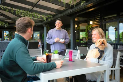 Plassey Holiday Park  - Restaurant mit Terrasse auf dem Campingplatz