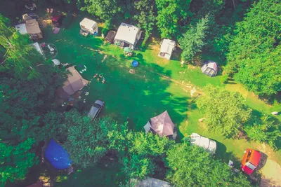 Camping Pod Lasem - Wohnwagen- und Zeltstellplatz vom Campingplatz auf grüner Wiese aus der Vogelperspektive