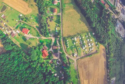 Camping Pod Lasem  -  Campingplatz im Grünen aus der Vogelperspektive