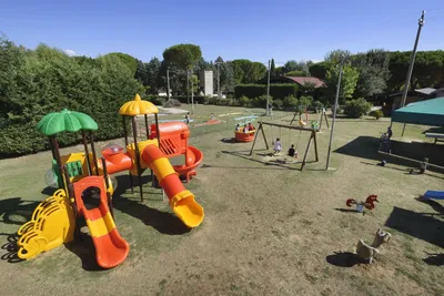 Camping Polvese  -  Spielplatz vom Campingplatz mit Rutschen und Schaukeln