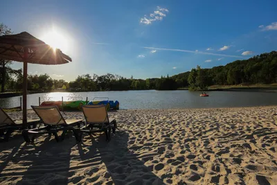 Yelloh! Village Pomport Beach  Camping Pomport Beach - Liegestühle am Badestrand des Campingplatzes