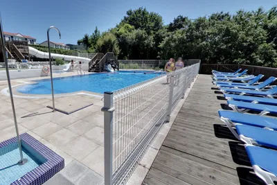 Camping Portuondo - Pool im Freien mit Liegestühlen